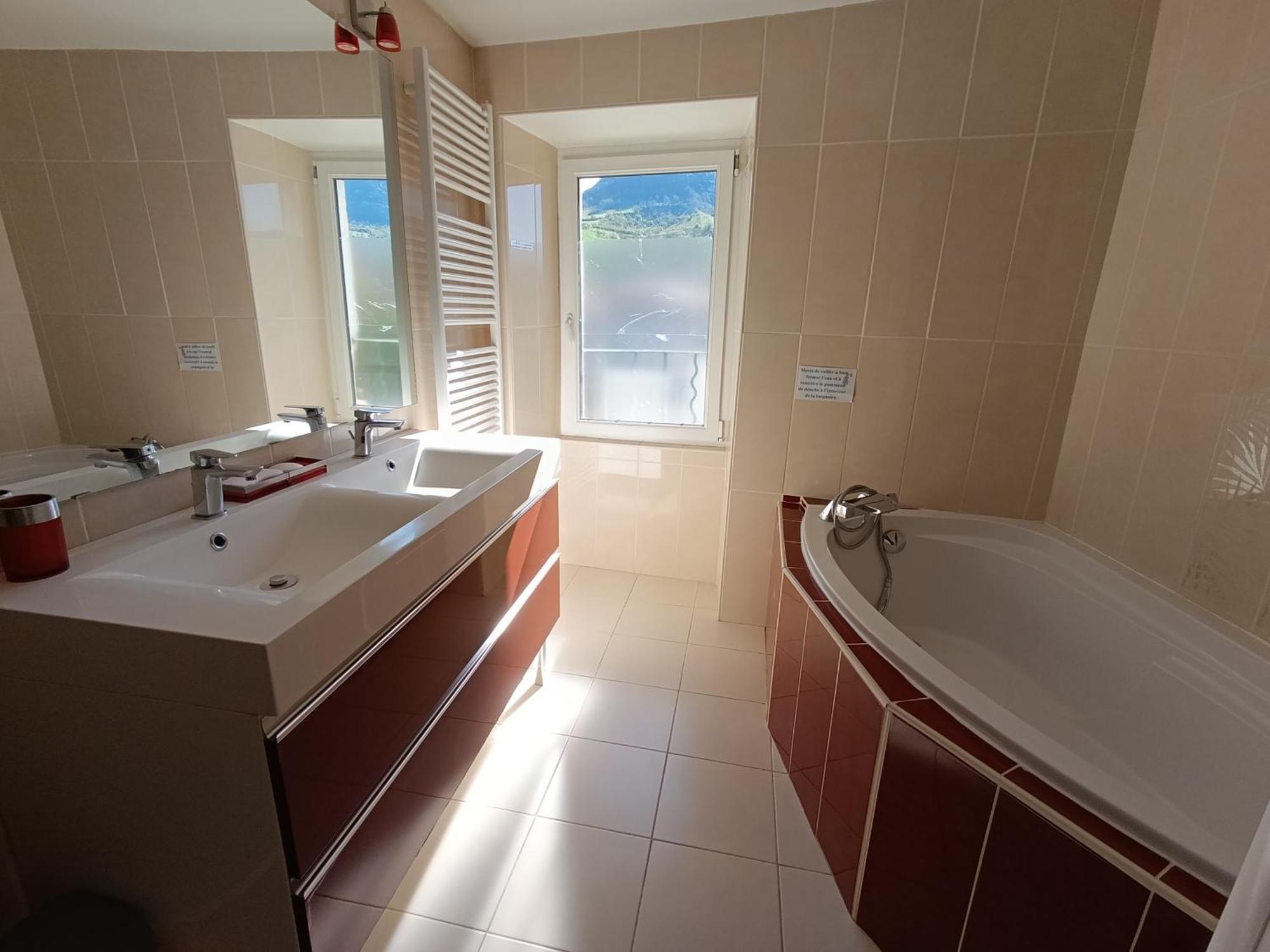 Maison Spacieuse Et Agreable Saint-Georges-de-Luzençon Zewnętrze zdjęcie